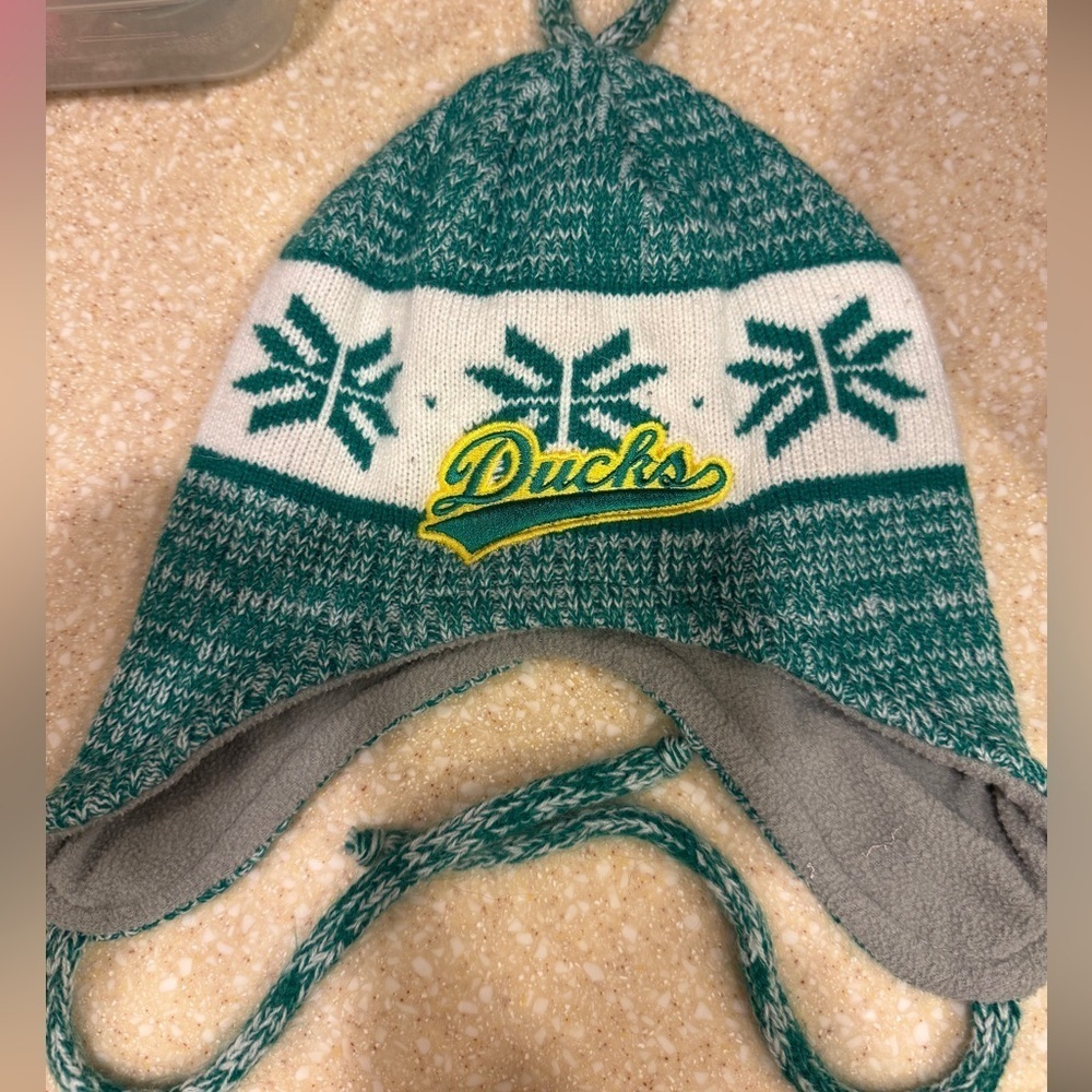 U of O Women’s OS Green White Knit Earflap Hat Ducks Logo University of Oregon